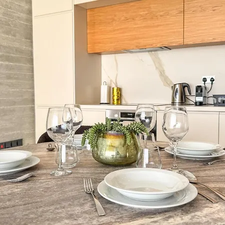 Malberry Park 302 - Modern 2bedroom With Shared Heated Pool, Sauna, Gym, Jacuzzi Apartment *