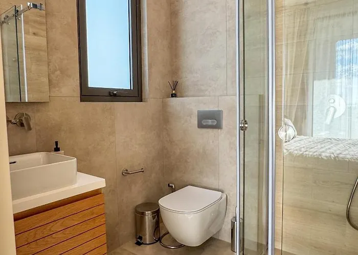 Malberry Park 302 - Modern 2bedroom With Shared Heated Pool, Sauna, Gym, Jacuzzi 파포스