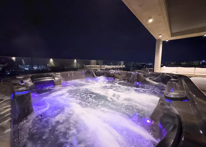 Malberry Park 302 - Modern 2bedroom With Shared Heated Pool, Sauna, Gym, Jacuzzi *