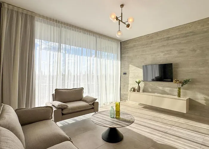 Malberry Park 302 - Modern 2bedroom With Shared Heated Pool, Sauna, Gym, Jacuzzi * 파포스