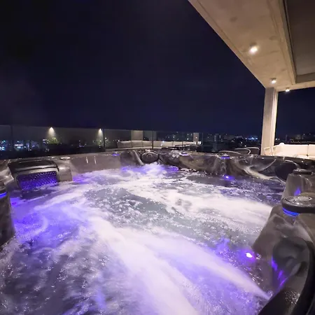 Malberry Park 302 - Modern 2bedroom With Shared Heated Pool, Sauna, Gym, Jacuzzi *