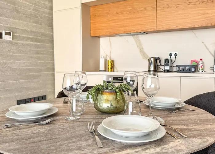 Malberry Park 302 - Modern 2bedroom With Shared Heated Pool, Sauna, Gym, Jacuzzi Lejlighed *