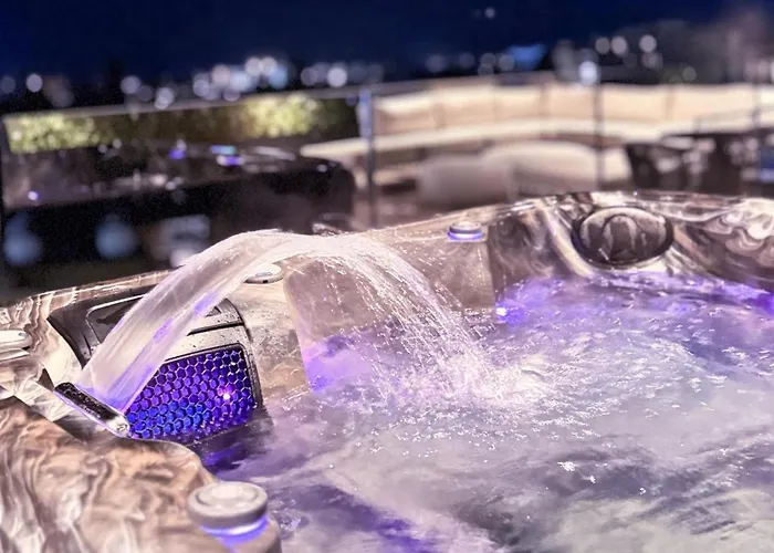 Malberry Park 302 - Modern 2bedroom With Shared Heated Pool, Sauna, Gym, Jacuzzi